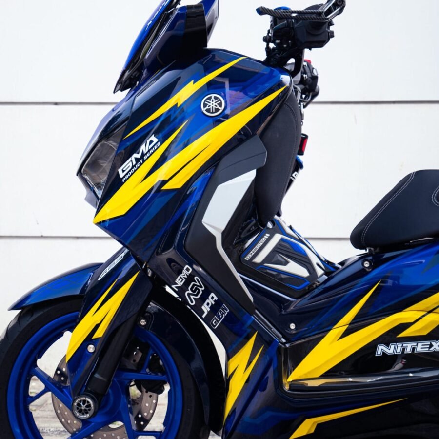 NEMO 2 Tone Leg Windshield Yamaha Xmax Connected