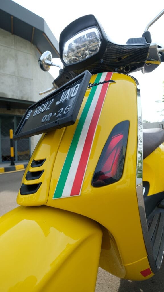 3D FRONT SIDE STICKER VESPA