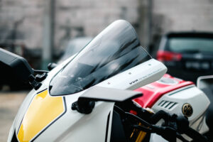 WINDSHIELD R15 V4