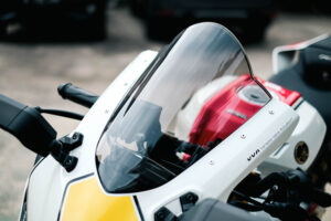 WINDSHIELD R15 V4