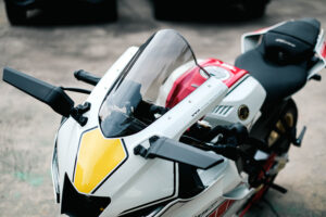 WINDSHIELD R15 V4