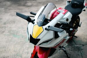 WINDSHIELD R15 V4