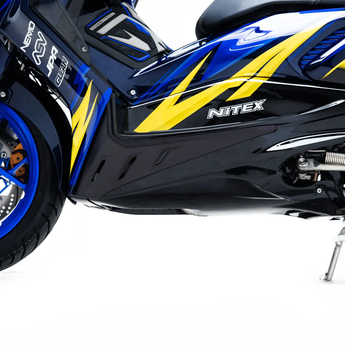 FOOTREST SIDE COVER XMAX CONNECTED