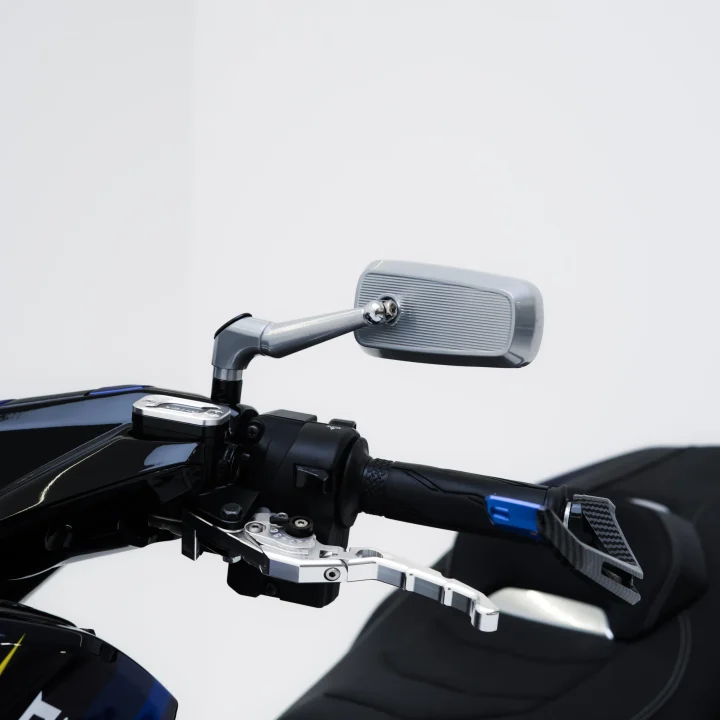 REARVIEW MIRROR RECTA PHANTOM UNIVERSAL - SILVER Menggunakan material aluminium berkualitas tinggi yang kuat, ringan, dan tahan karat, memberikan tampilan elegan sekaligus awet untuk penggunaan harian maupun motor modifikasi. Dilengkapi kaca cembung (convex mirror) yang membantu memperluas sudut pandang, sehingga area belakang dan samping lebih terlihat jelas dan meningkatkan keamanan saat berkendara. Desain bodi ramping dengan finishing halus membuat spion ini cocok untuk berbagai jenis motor. Keunggulan produk: Material aluminium kuat & ringan Kaca cembung untuk pandangan lebih luas Desain minimalis & modern Tampilan premium, cocok untuk motor harian maupun custom